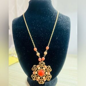 Elegantly designed fashion necklace